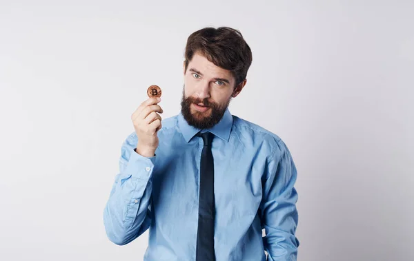 Бізнесмен у блакитній сорочці і краватка з монетою в руці криптовалюта Bitcoin — стокове фото