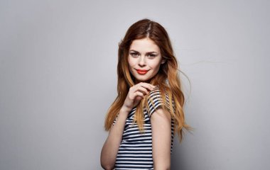 Güzel kadın çizgili tişört dekorasyonu kozmetik cazibe duyguları çekici görünüm