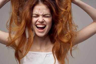 Kızıl saçlı kadın duyguları model beyaz tişört sağlık sorunları