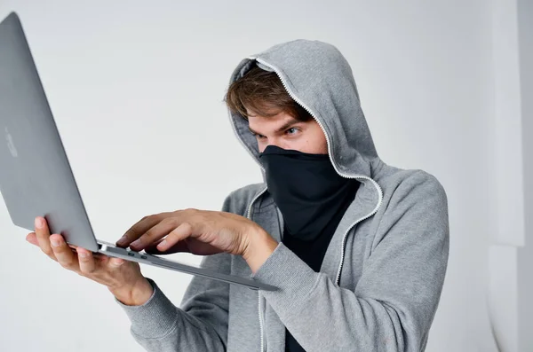 Secreto enmascarado hombre portátil hacker penetración peligro — Foto de Stock