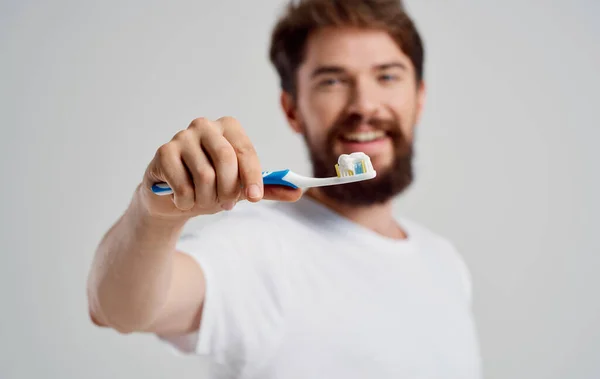 Uomo Con uno spazzolino in mano le procedure di cura della cavità orale mattina sorriso bianco come la neve — Foto Stock
