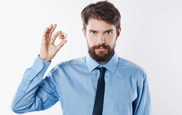 Bärtiger Mann mit einer Münze in der Hand Kryptowährung Bitcoin blaues Hemd Krawatte — Stockfoto