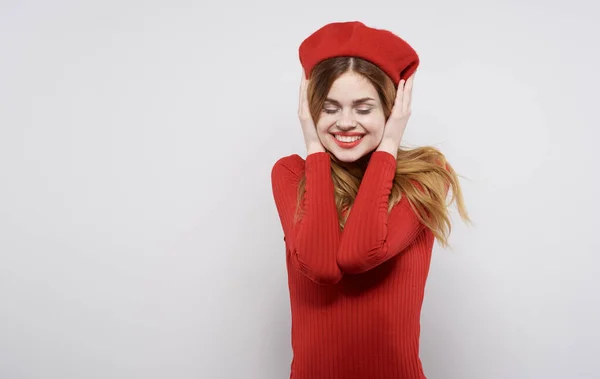 Mulher bonita em vestido vermelho belo cabelo atraente olhar estilo elegante — Fotografia de Stock