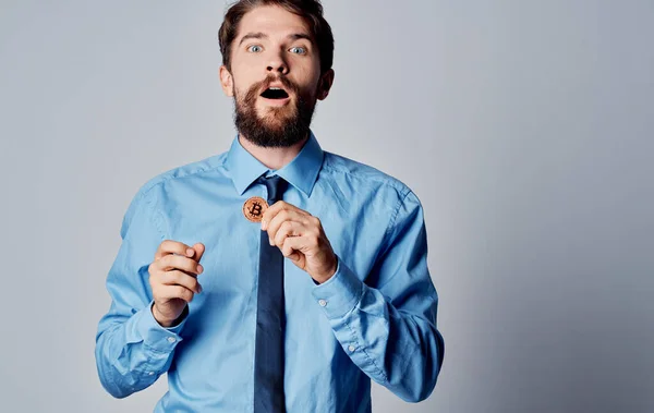 Чоловік в сорочці з краваткою емоції криптовалюта електронної комерції — стокове фото