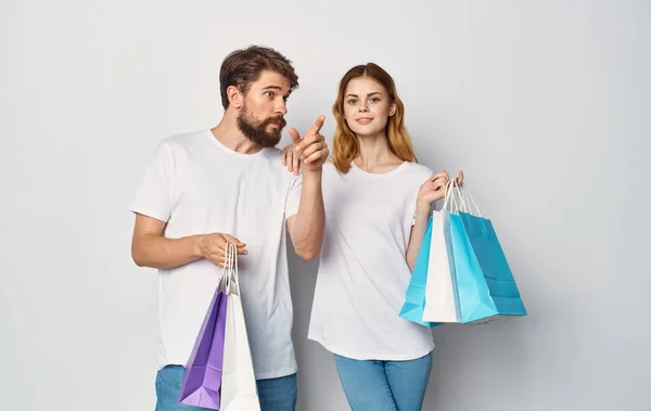 Jong paar met tassen in hun handen Winkelen plezier — Stockfoto
