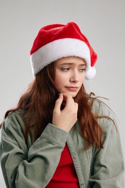 Parti şapkalı üzgün bir kızın portresi, ponpon kızı ve yakın plan kesilmiş manzarası.