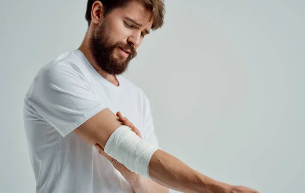 Человек с травмой руки бинт лекарство для пациента — стоковое фото