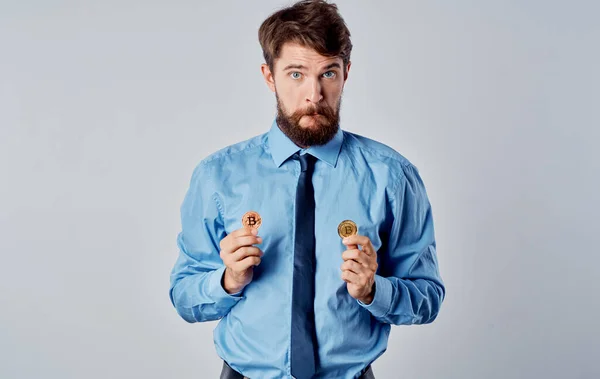 Ділова людина в сорочці з краваткою фінансові інновації технології електронний гаманець — стокове фото