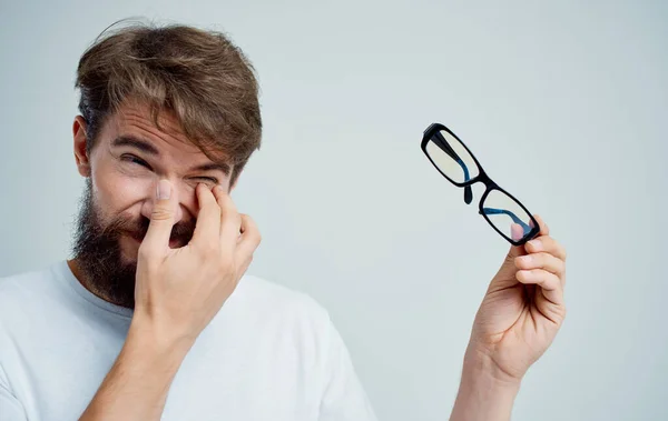 안경으로 시력에 문제가 있는 수염을 기른 사람의 건강 — 스톡 사진