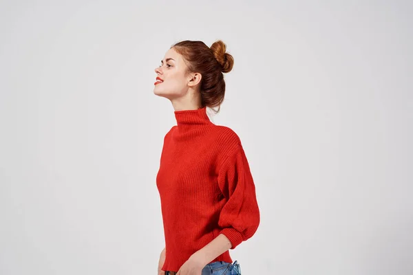 Sexy mujer en rojo suéter gesto con las manos Copiar espacio — Foto de Stock