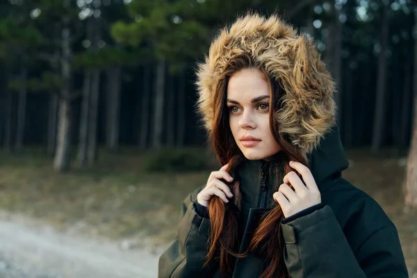 Mujer en una chaqueta con una capucha al aire libre en el estilo de vida forestal —  Fotos de Stock