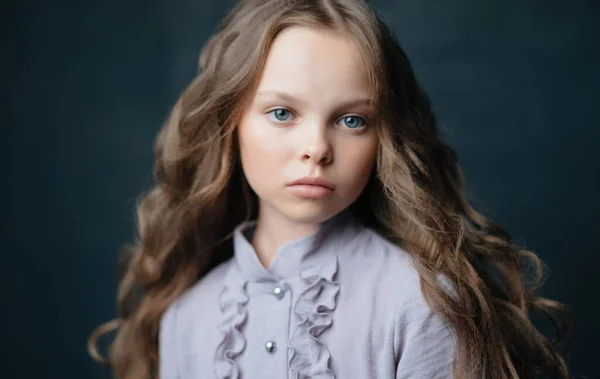 Piękna dziewczynka w luksusowej sukience fryzura Studio — Zdjęcie stockowe