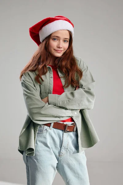 Divatos lány piros sapkában kigombolt dzseki pólóban. — Stock Fotó