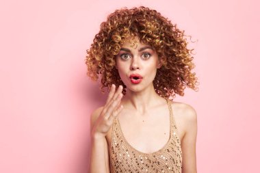 Kadın portresi Ellerle el kol hareketi yapmak moda kıyafetleri kopyalamak