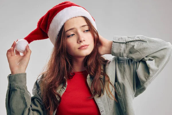 Fille dans un chapeau rouge festive et un t-shirt modèle de veste en denim coiffure — Photo