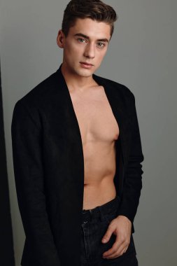 Yakışıklı, modaya uygun, siyah gömlekli, düğmesiz, zarif bir model.