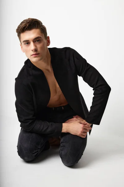 ブラックジャケットファッショントレンディーな髪型魅力的な現代的なスタイルの男 — ストック写真