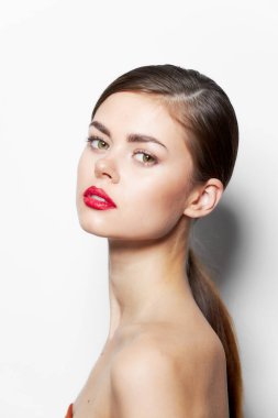 Kırmızı çiçekli kadın ileriye bak kırmızı dudaklar çıplak omuzlar model cazibesi 