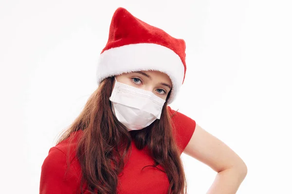 Дівчина в медичній масці Санта-капелюх обрізаний вид на новорічне свято — стокове фото