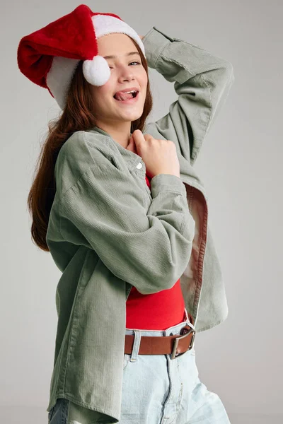 Дівчина в шапці на сірому фоні свята Різдвяна новорічна футболка з джинсами — стокове фото