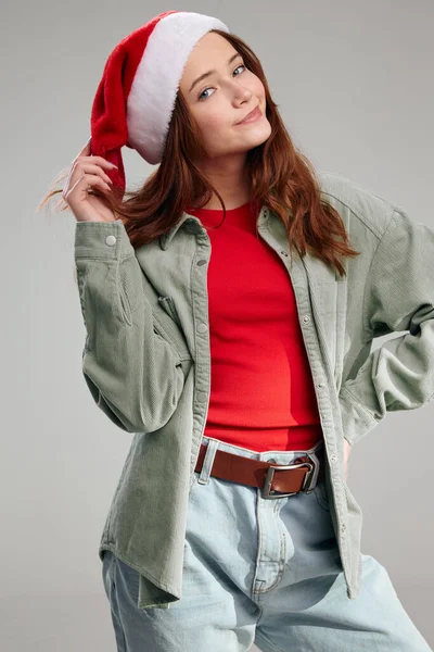 Щаслива дівчина в шапці і куртці червона футболка сірий фон обрізаний вид — стокове фото