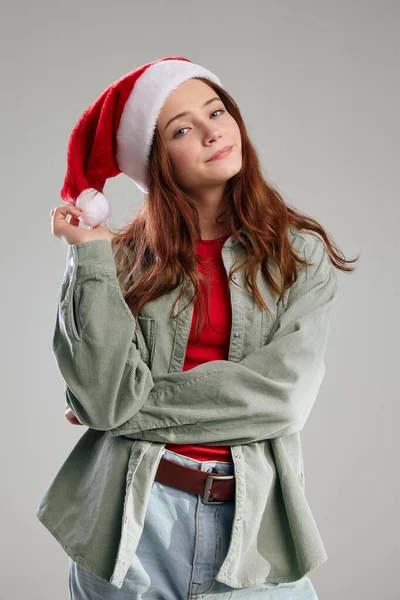 Мила дівчина в шапці з помпоном і святами піджака Різдво Новий рік — стокове фото