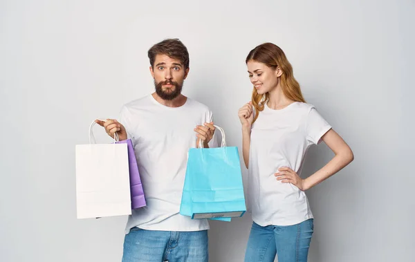 Joven pareja con bolsas en sus manos Compras divertido — Foto de Stock