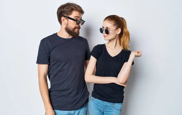 Jovem casal preto t-shirts óculos de sol estúdio emoções romance Estúdio — Fotografia de Stock