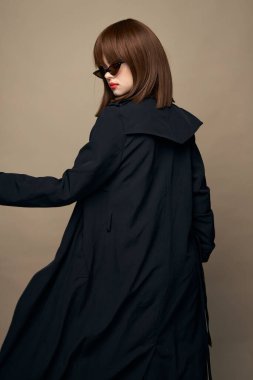 Çekici esmer elbiseler. Çekici bir gülümseme. 