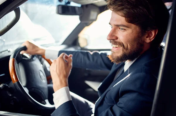 Vrolijke zakenman in een pak rijdt een auto reis passagier weg — Stockfoto