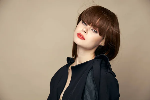Mooi model zwart jas charmante glimlach verheugen studio — Stockfoto