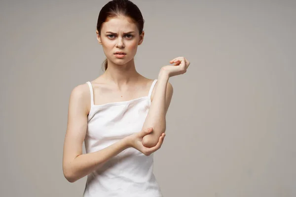Mulher em branco t-shirt problemas com troncos dor osteoporose — Fotografia de Stock