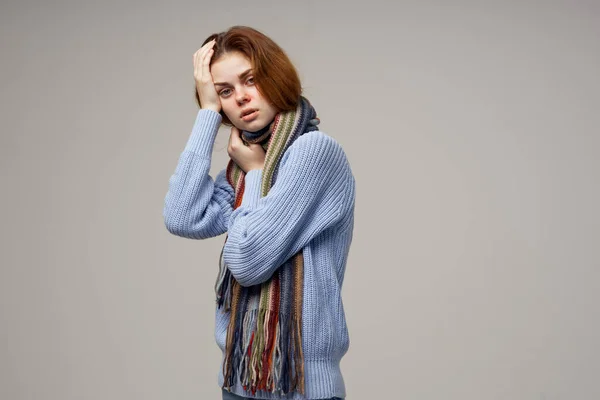Frau in warmer Kleidung Schal laufende Nase Gesundheit Probleme grippaler Infekt — Stockfoto