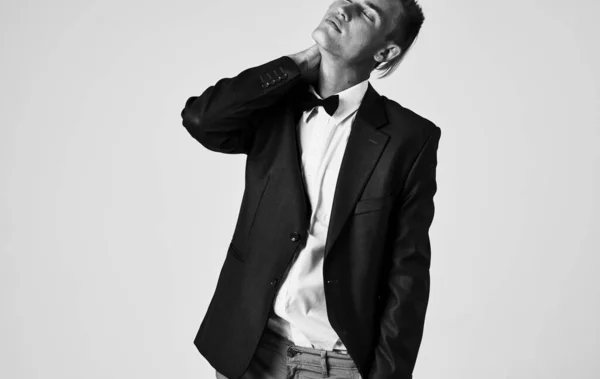 Elegant gentleman i klassisk dress med sløyfe rundt halsen. Portrett svart-hvitt-fotografering. – stockfoto