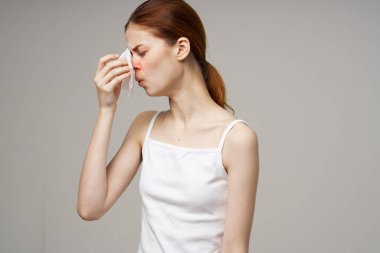 Yüzünde hoşnutsuzluk ifadesi olan kadın grip, burun ve sağlık sorunları var.