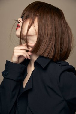 Çekici bir kadın şık kıyafetler, kendine güven, eğlenceli bir stüdyo. 