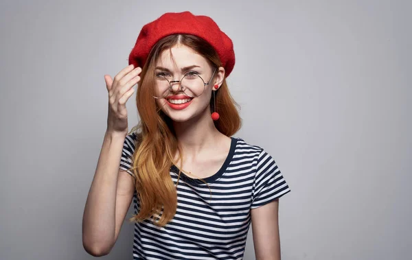 빨간 모자를 쓰고 티셔츠 안경을 쓴 여자 얼굴 초상화 — 스톡 사진