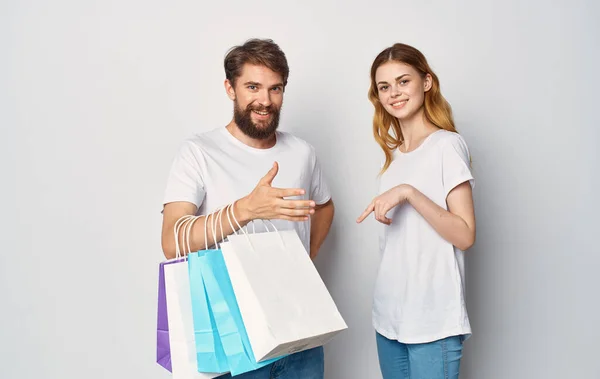 Ellerinde poşetlerle alışveriş yapan genç bir çift. — Stok fotoğraf