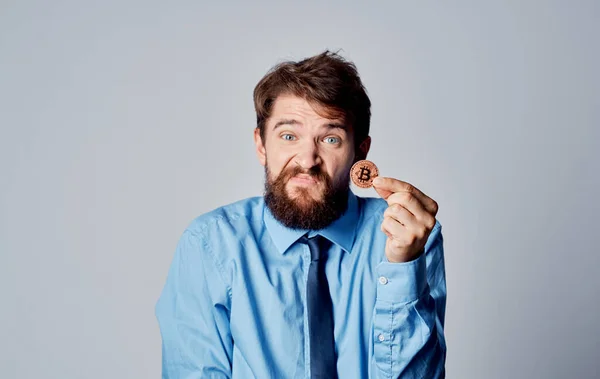 Чоловік в сорочці з краваткою криптовалюта обрізаний вид інтернет-технології — стокове фото