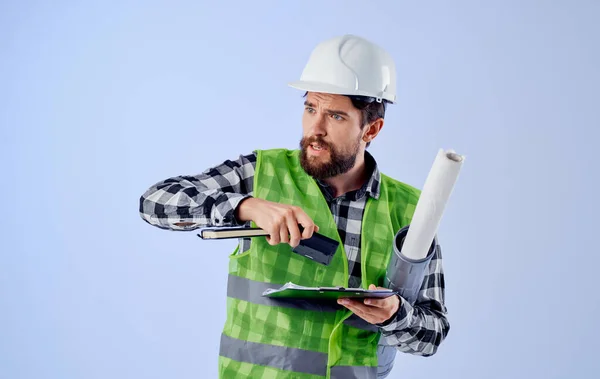 Человек в строительной форме чертежи профессиональной безопасности — стоковое фото