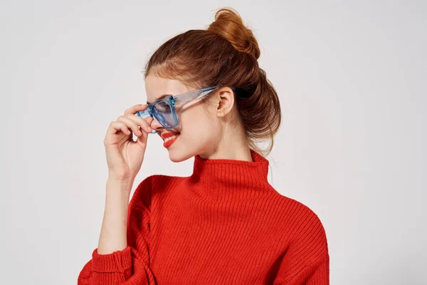 빨간 스웨터를 입은 여성 청바지 청바지 안경 사이드 뷰 — 스톡 사진