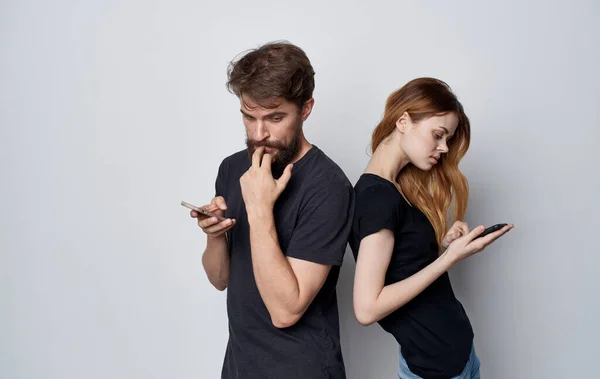 携帯電話を手にした若いカップルがインターネット技術を使って — ストック写真