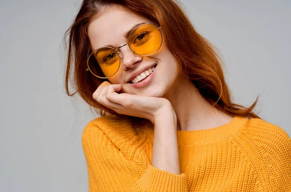 Csinos nő visel sárga szemüveg divat alkalmi ruházati stúdió — Stock Fotó