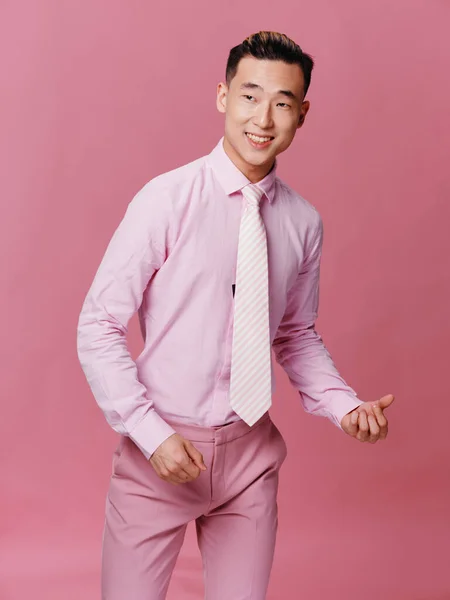 Alegre hombre asiático apariencia rosa camisa corbata más divertido aislado fondo —  Fotos de Stock