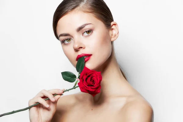 Modelo hombros desnudos rosa flor labios rojos aspecto atractivo —  Fotos de Stock