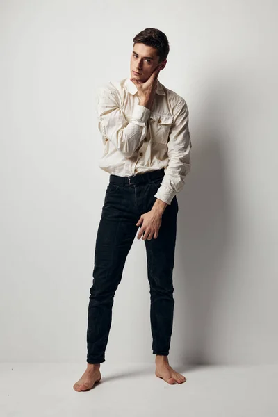 Όμορφος άντρας λευκό πουκάμισο μαύρο παντελόνι αυτοπεποίθηση ελκυστικό μοντέλο — Φωτογραφία Αρχείου