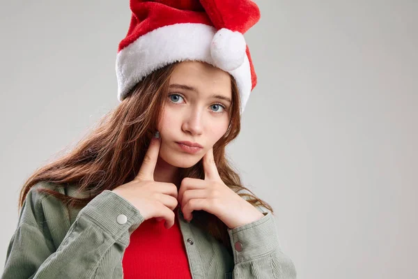 Portrait d'une fille sur un fond gris gesticulant avec ses mains triste visage émotions — Photo