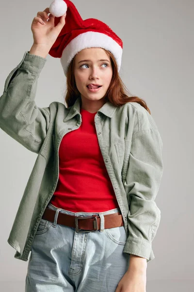 Fille dans une casquette sur un fond gris vacances Noël nouvel an jeans t-shirt modèle de veste — Photo
