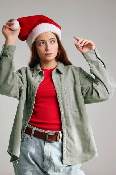 Fille dans un chapeau de Noël et dans un modèle de jean veste t-shirt rouge — Photo