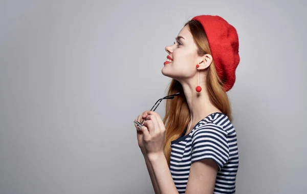 Donna in cappello rosso e T-shirt a righe occhiali sul ritratto del viso — Foto Stock